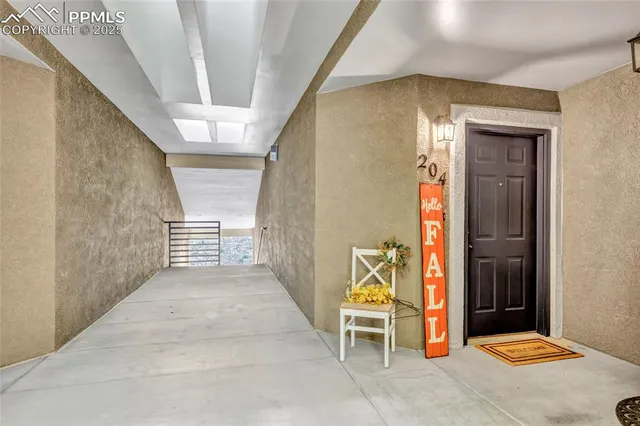 a view of entryway with livingroom