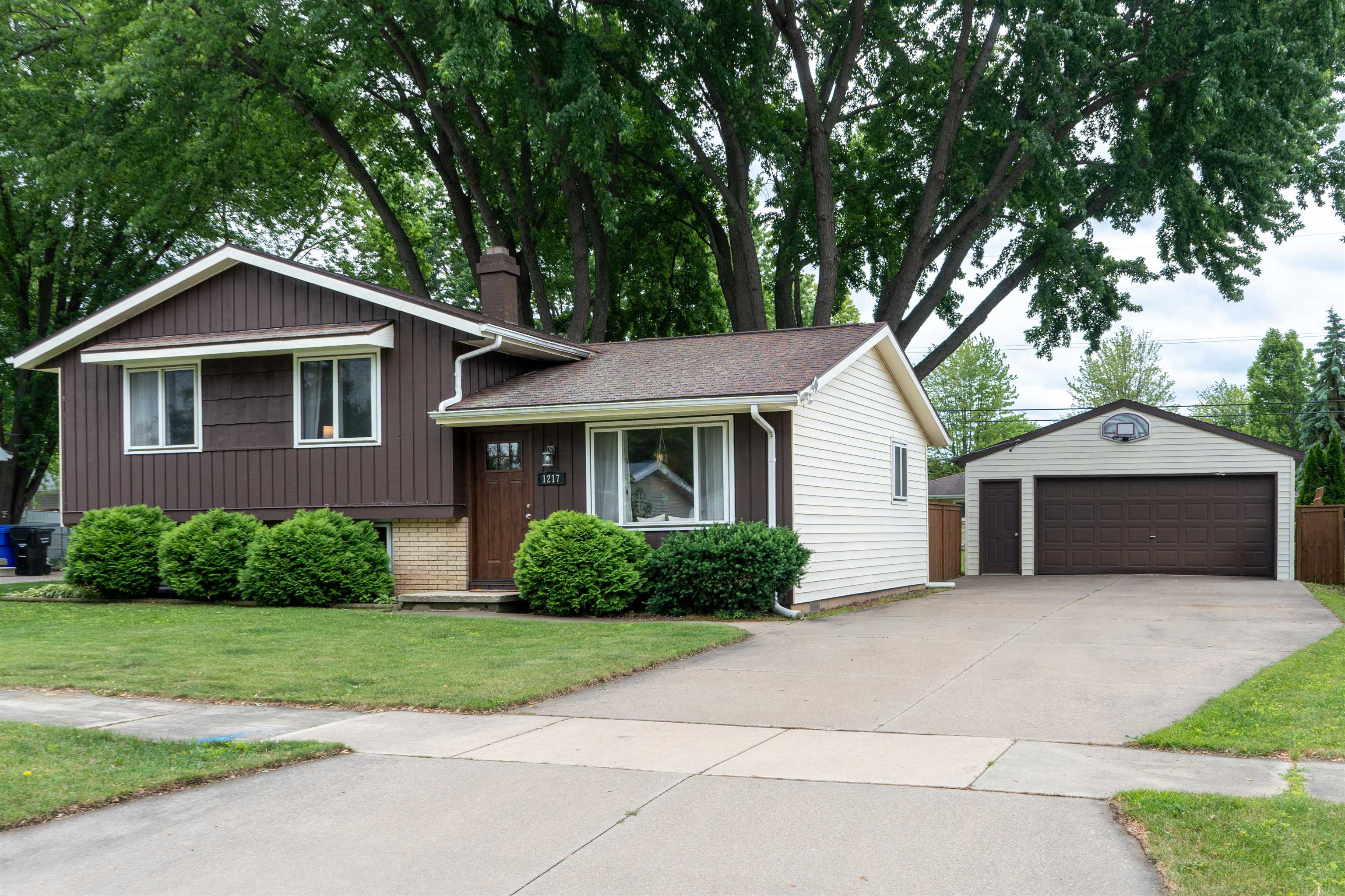 1217 East Mitchell Avenue Appleton, WI 54915 - Photo 1 of 31