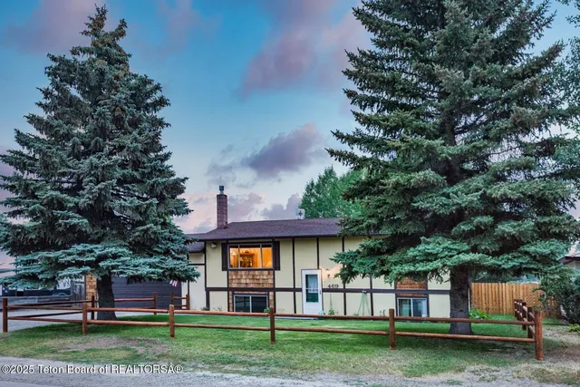 $495,000 | 469 South Madison Avenue, Pinedale, WY 82941