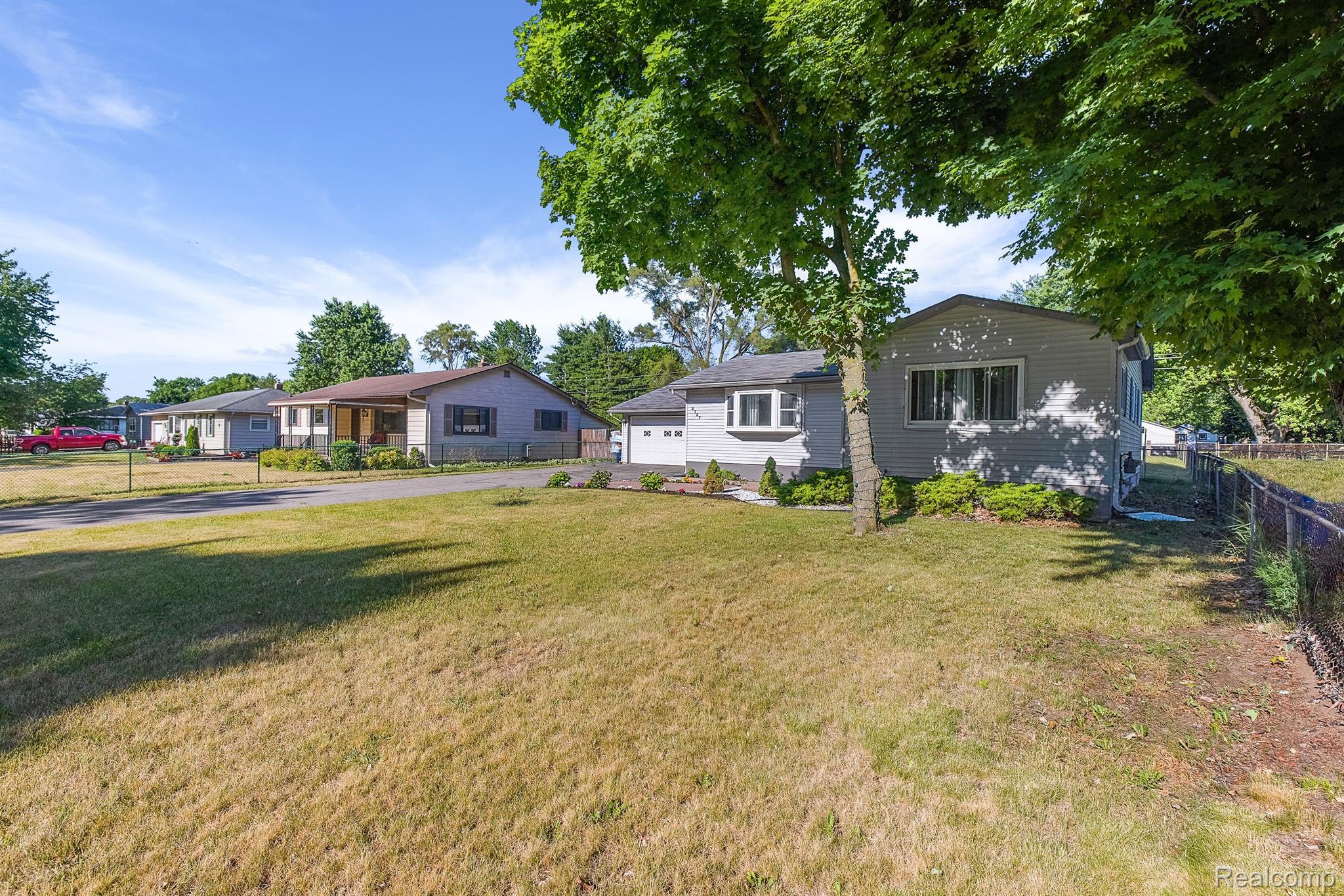 2757 Frembes Road Waterford, MI 48329 - Photo 3 of 38 Gallery Image 3