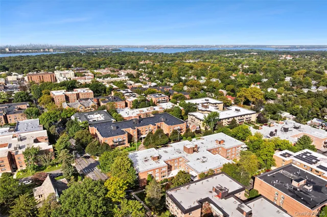 $425,000 | 21 Chapel Place, Unit 3M, Great Neck, NY 11021