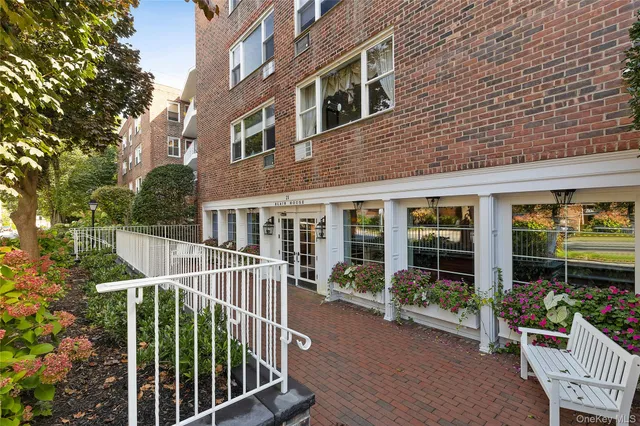$425,000 | 21 Chapel Place, Unit 3M, Great Neck, NY 11021
