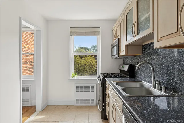 $425,000 | 21 Chapel Place, Unit 3M, Great Neck, NY 11021