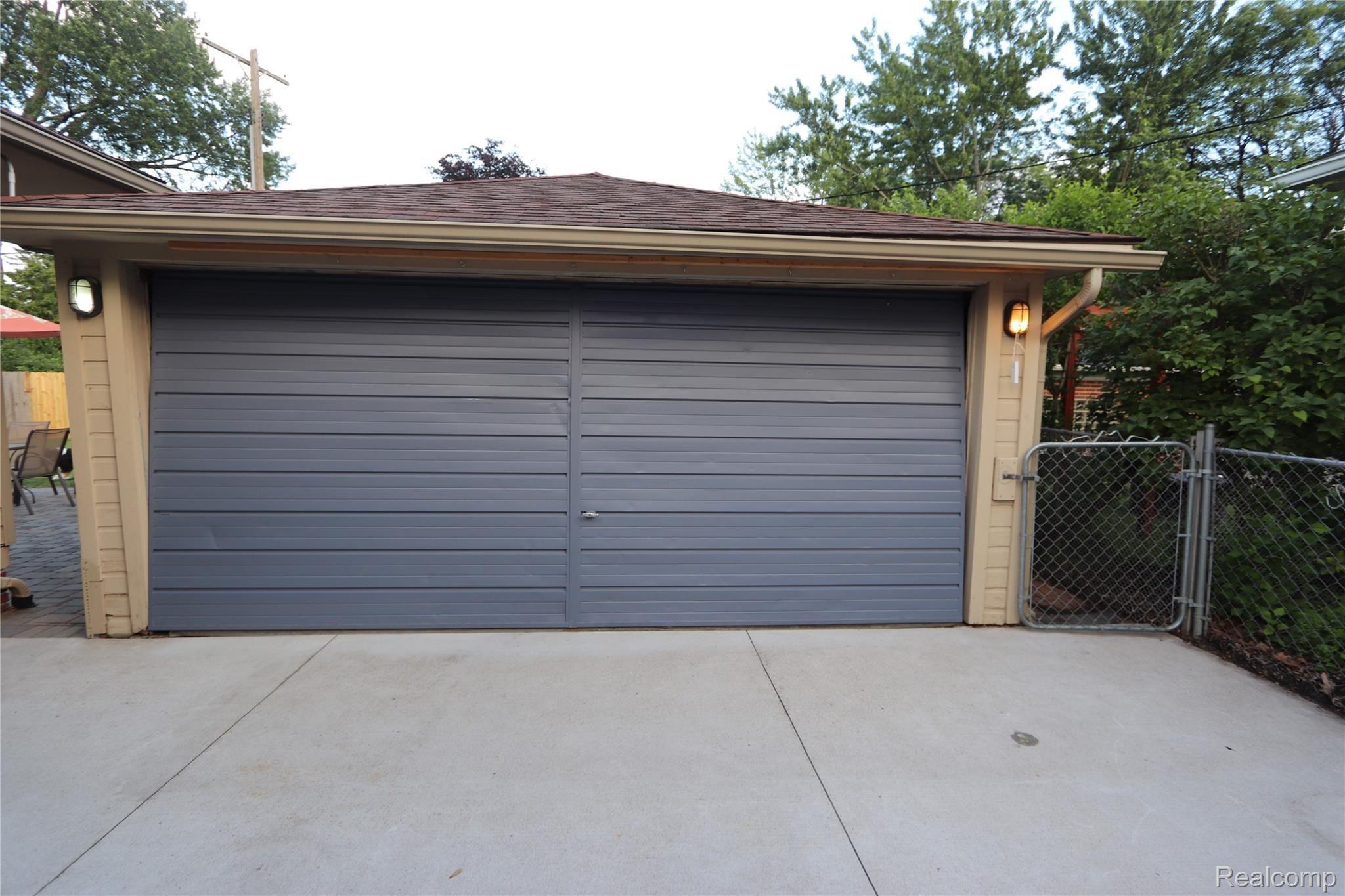 2827 Bembridge Road Royal Oak, MI 48073 - Photo 3 of 38 IMG_8386 GARAGE FRONT.JPG