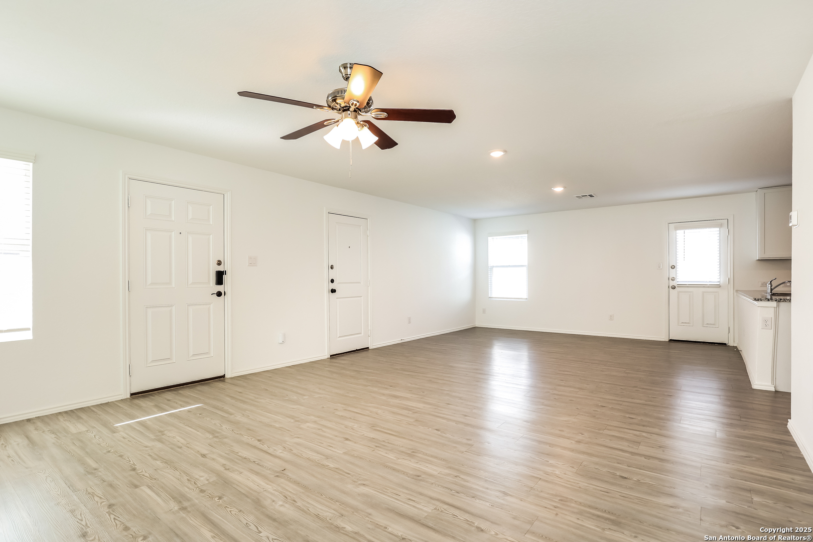 8835 Barrow Path Converse, TX 78109 - Photo 3 of 15