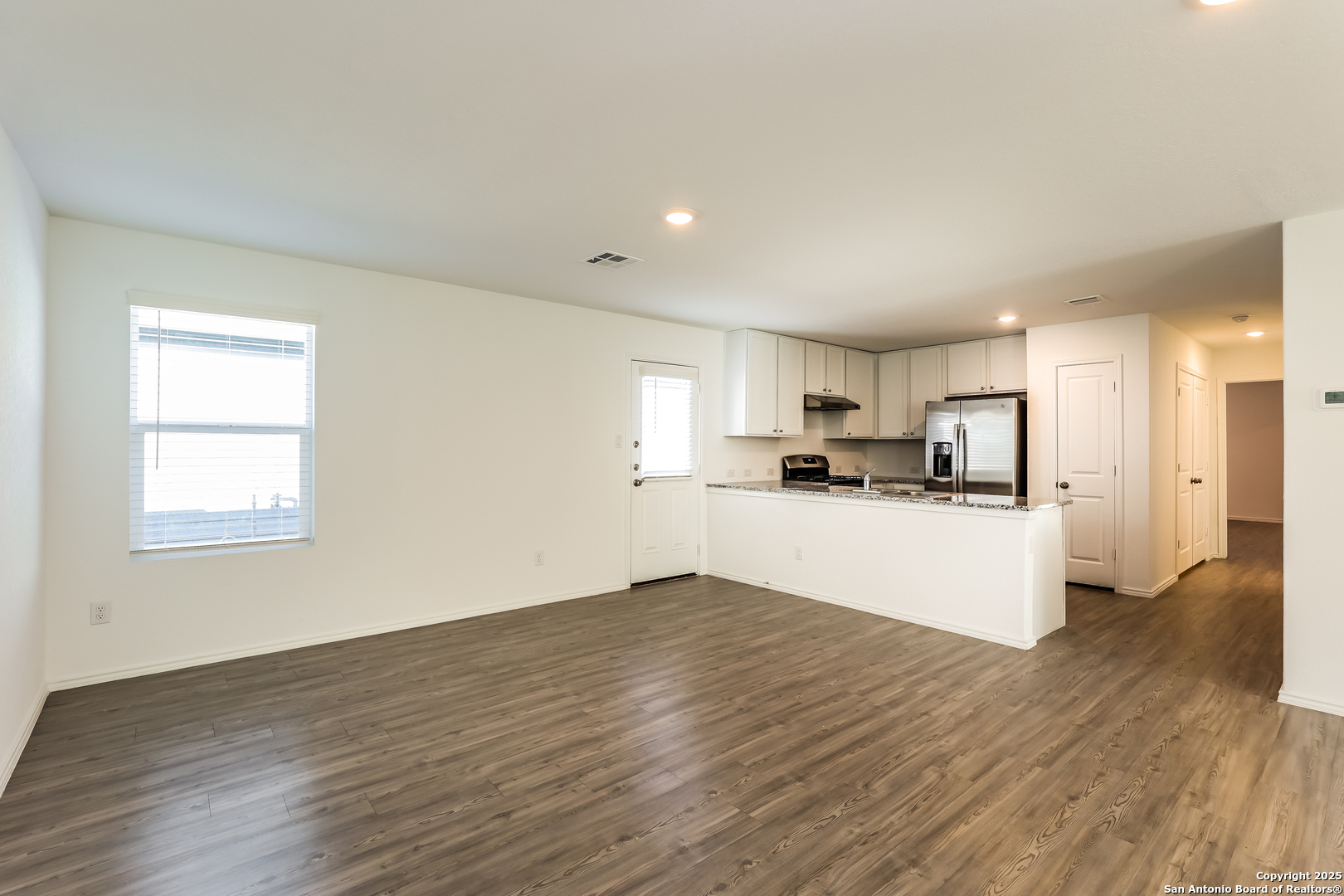 8835 Barrow Path Converse, TX 78109 - Photo 5 of 15