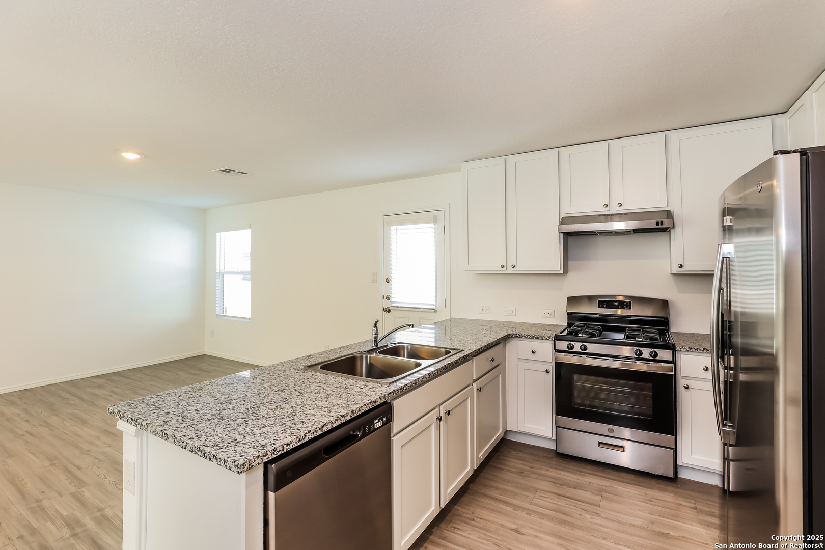 8835 Barrow Path Converse, TX 78109 - Photo 7 of 15