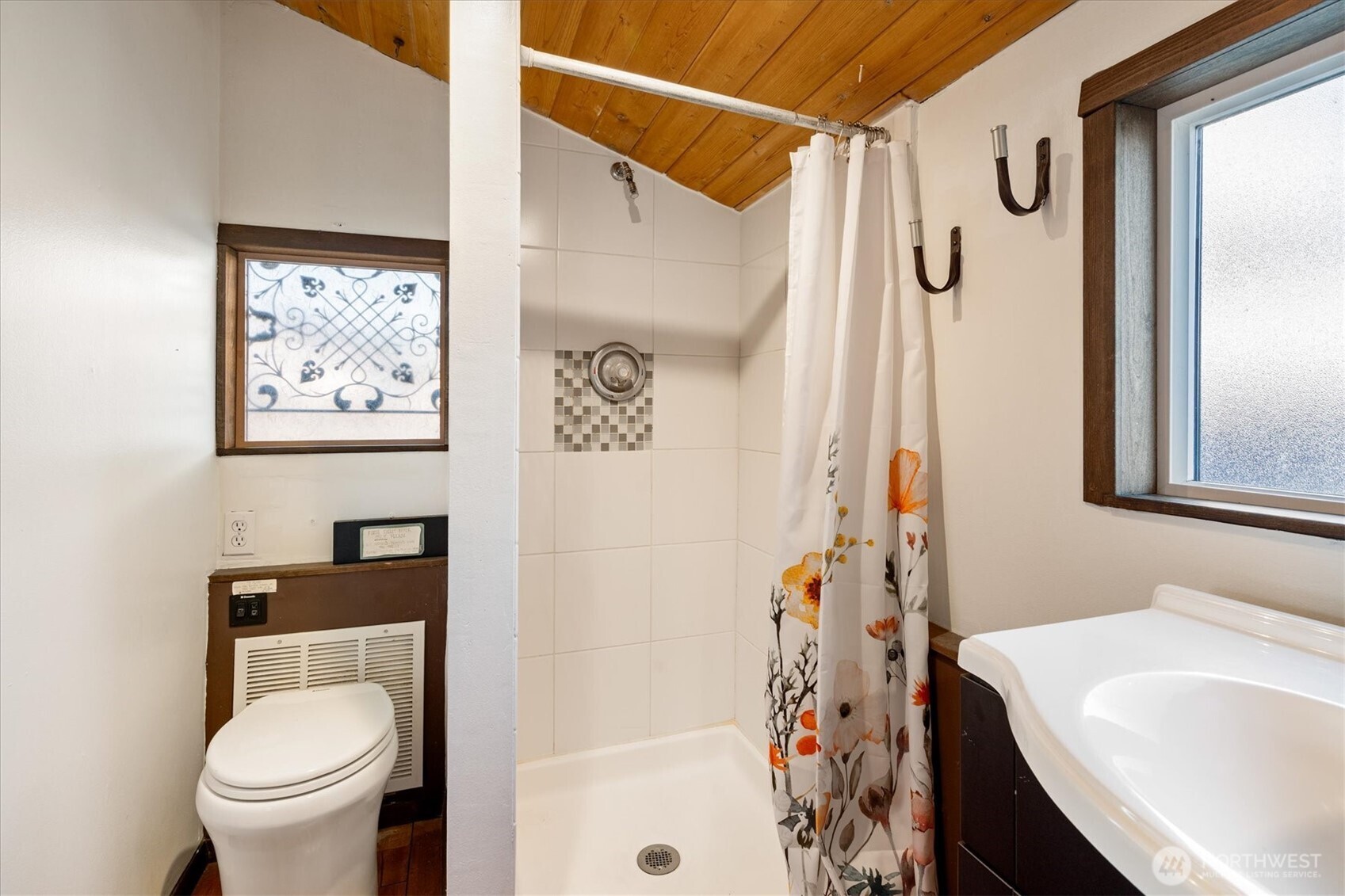 2401 North Northlake Way, Unit L6 Seattle, WA 98103 - Photo 15 of 30 a bathroom with a toilet sink and tub