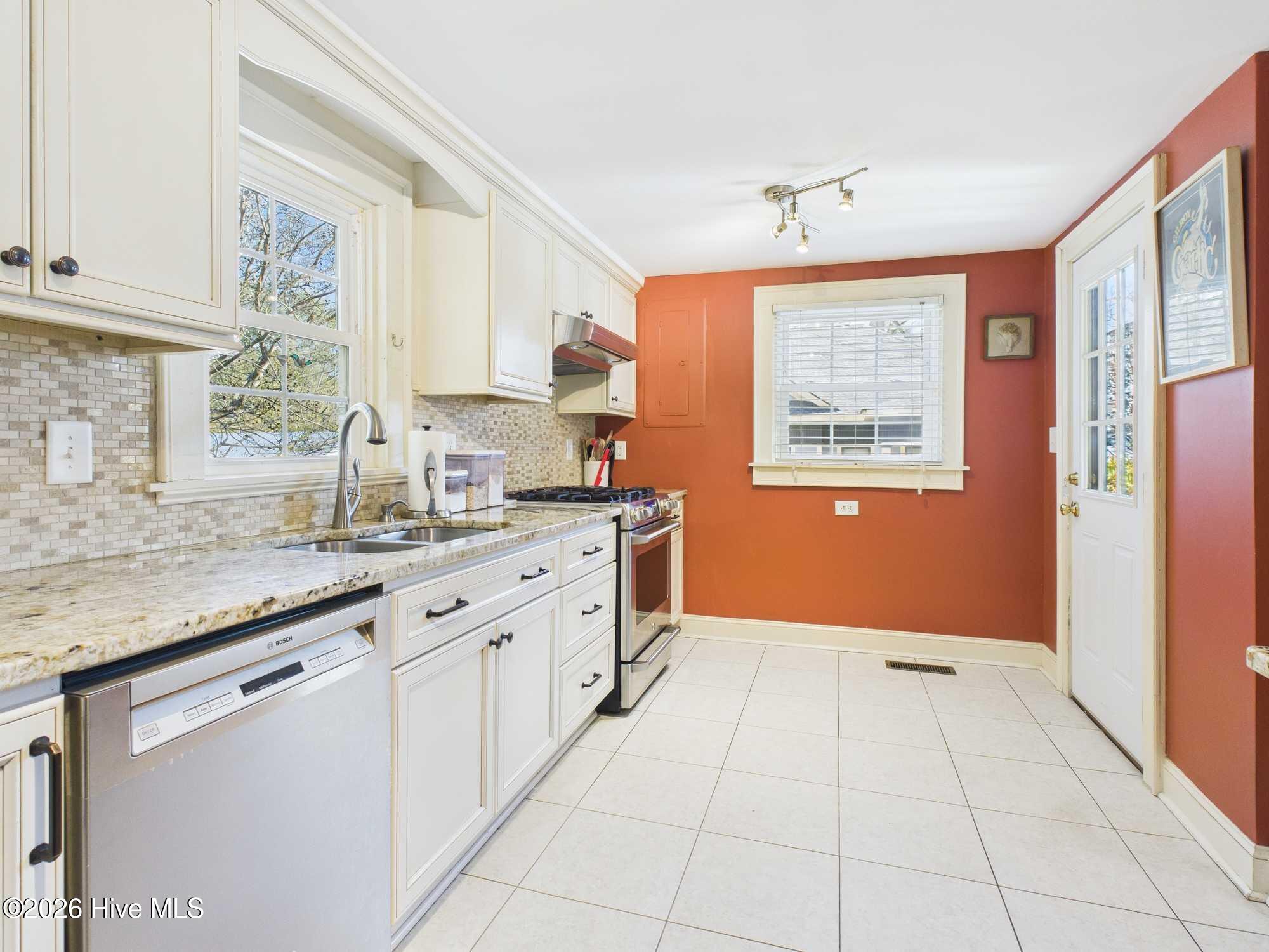 524 Carthage Street Cameron, NC 28326 - Photo 19 of 38 CAM04094G0-PR0071-STILL015