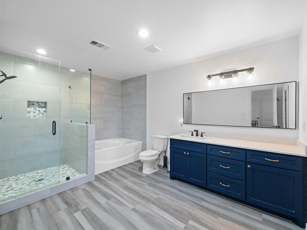 781 Alsdorf Road Ennis, TX 75119 - Photo 9 of 39 a bathroom with a tub a sink shower and mirror