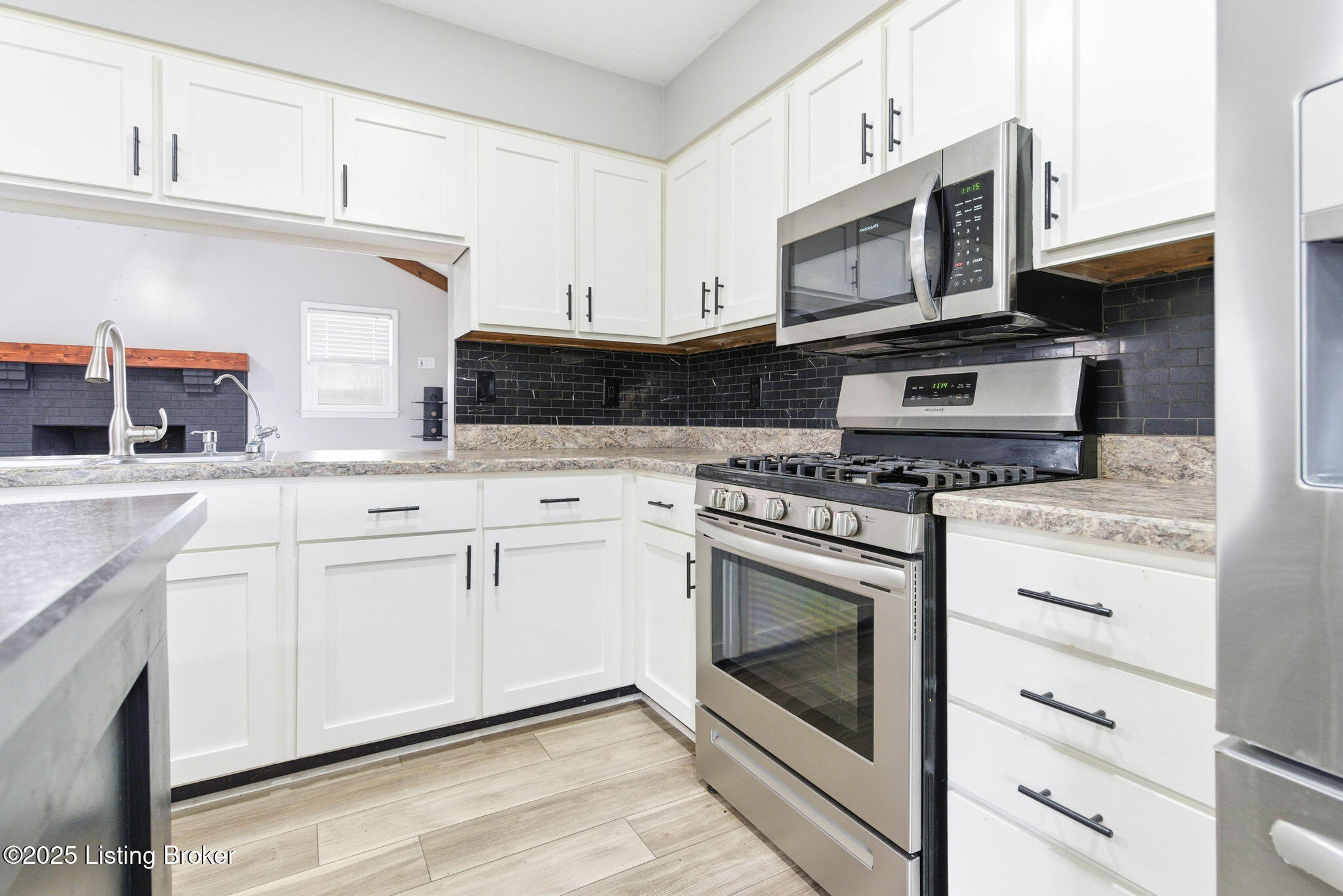 4526 Sandhill Road Louisville, KY 40219 - Photo 13 of 57 Kitchen5