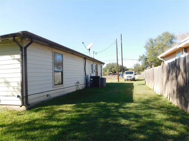 a view of a back yard