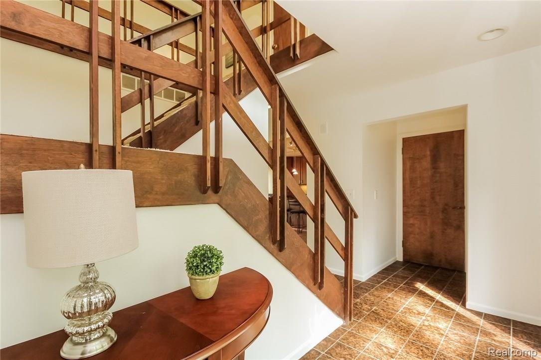 007-Foyer-2737418-medium.jpg