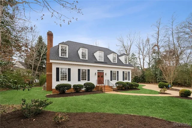 a view of entryway with wooden floor and a rug