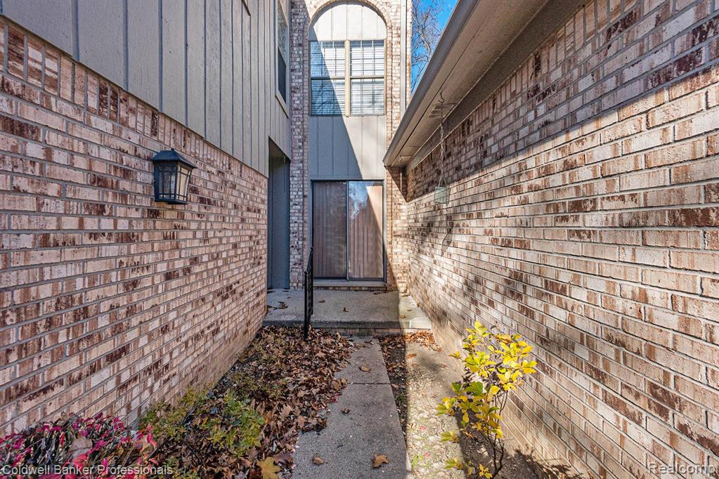 1754 Thomas Court Rochester Hills, MI 48309 - Photo 4 of 36