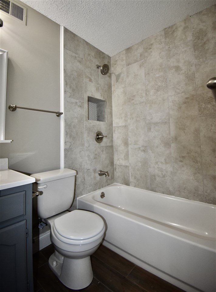 3267 Ruskin Road Memphis, TN 38134 - Photo 6 of 14 New tub and tile surround