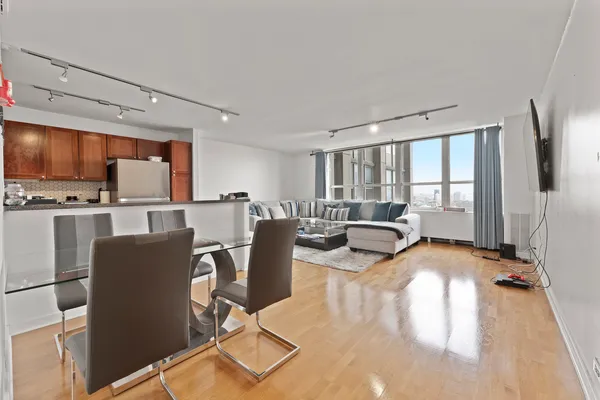 $2,600 | 655 West Irving Park Road, Unit 4408, Chicago, IL 60613