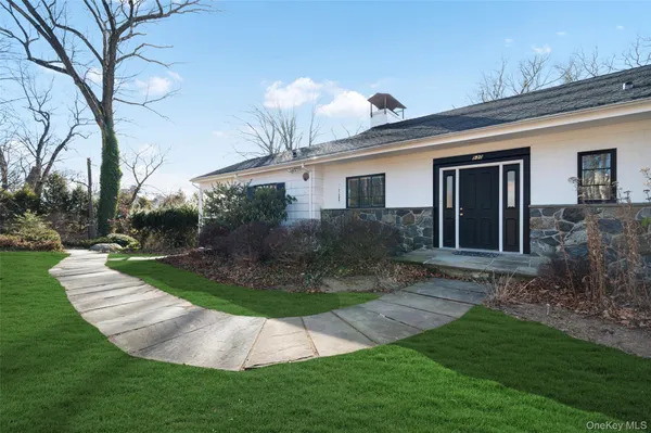 a view of a house with backyard and garden