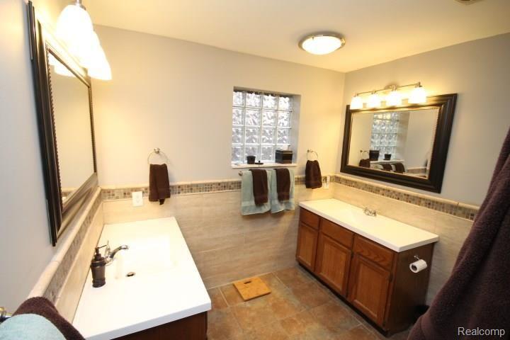 1083 Kingsview Avenue Rochester, MI 48309 - Photo 12 of 31 IMG_4213.jpg