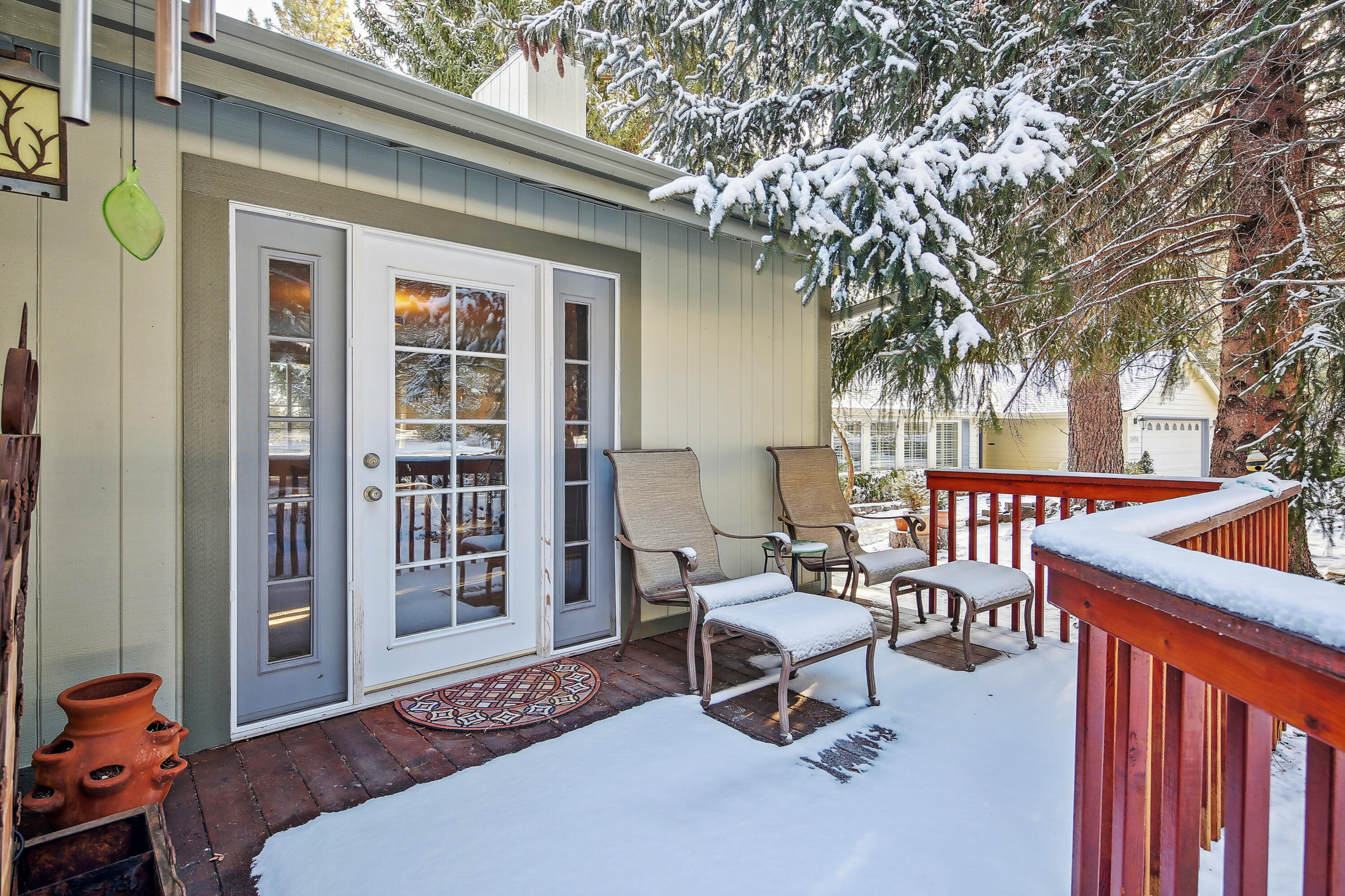 20466 Mainline Road Bend, OR 97702 - Photo 16 of 35 a balcony with table and chairs