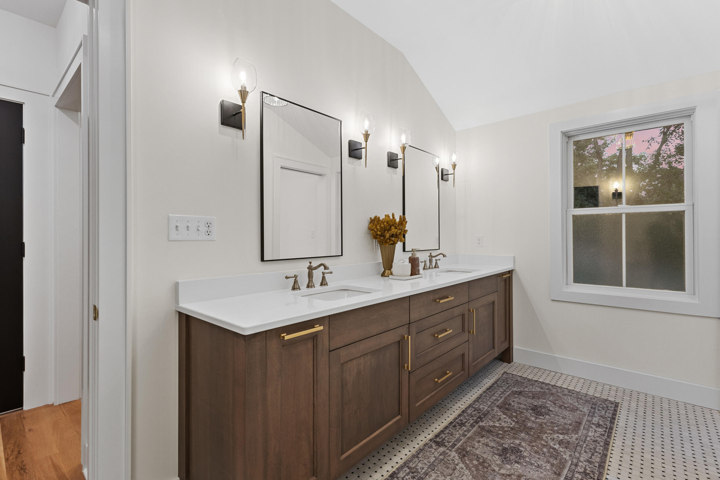 8313 North Links Way Fox Point, WI 53217 - Photo 17 of 27 Primary Bath