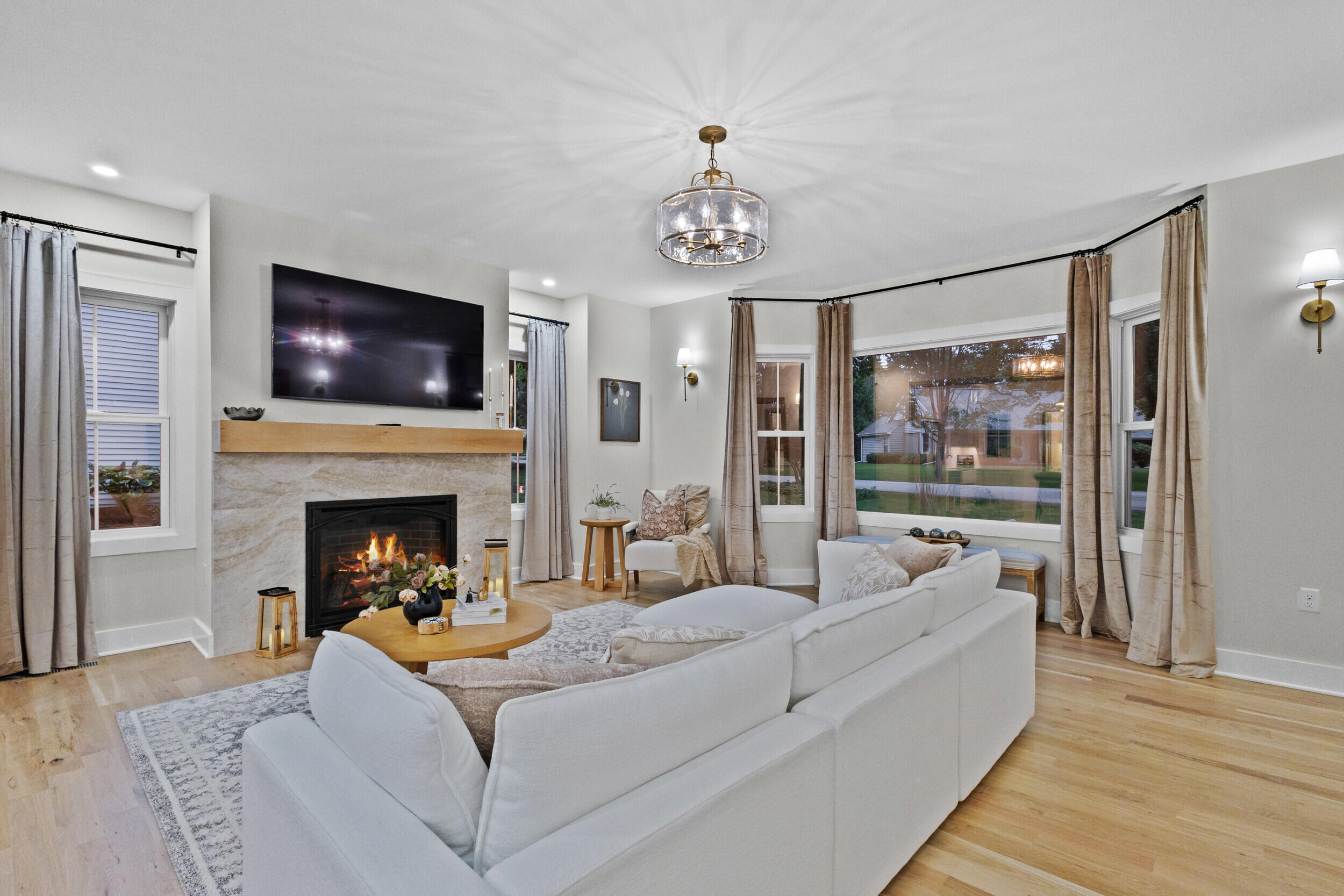 8313 North Links Way Fox Point, WI 53217 - Photo 5 of 27 12_img_5618