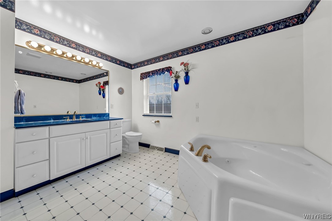 7237 Townline Road Pendleton, NY 14120 - Photo 37 of 50 primary suite