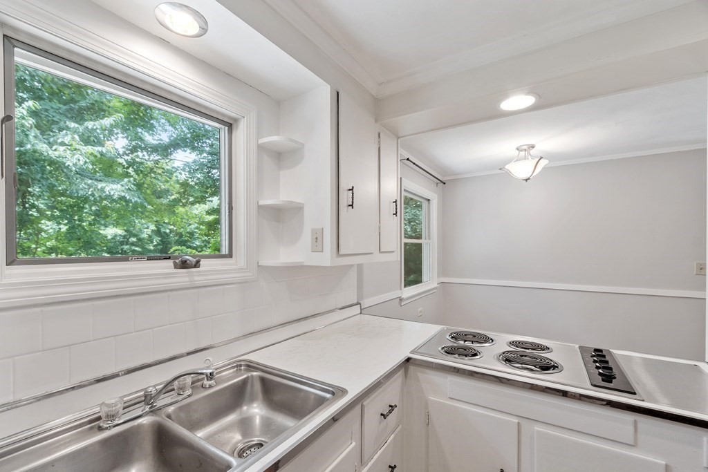 38 Mayflower Road Leicester, MA 01524 - Photo 7 of 31 Gallery Image 7