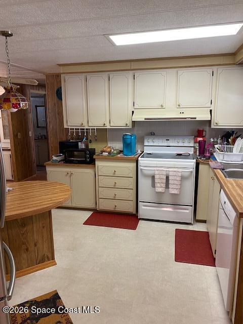 533 Ruth Circle Melbourne, FL 32904 - Photo 2 of 17 533 Ruth Kitchen