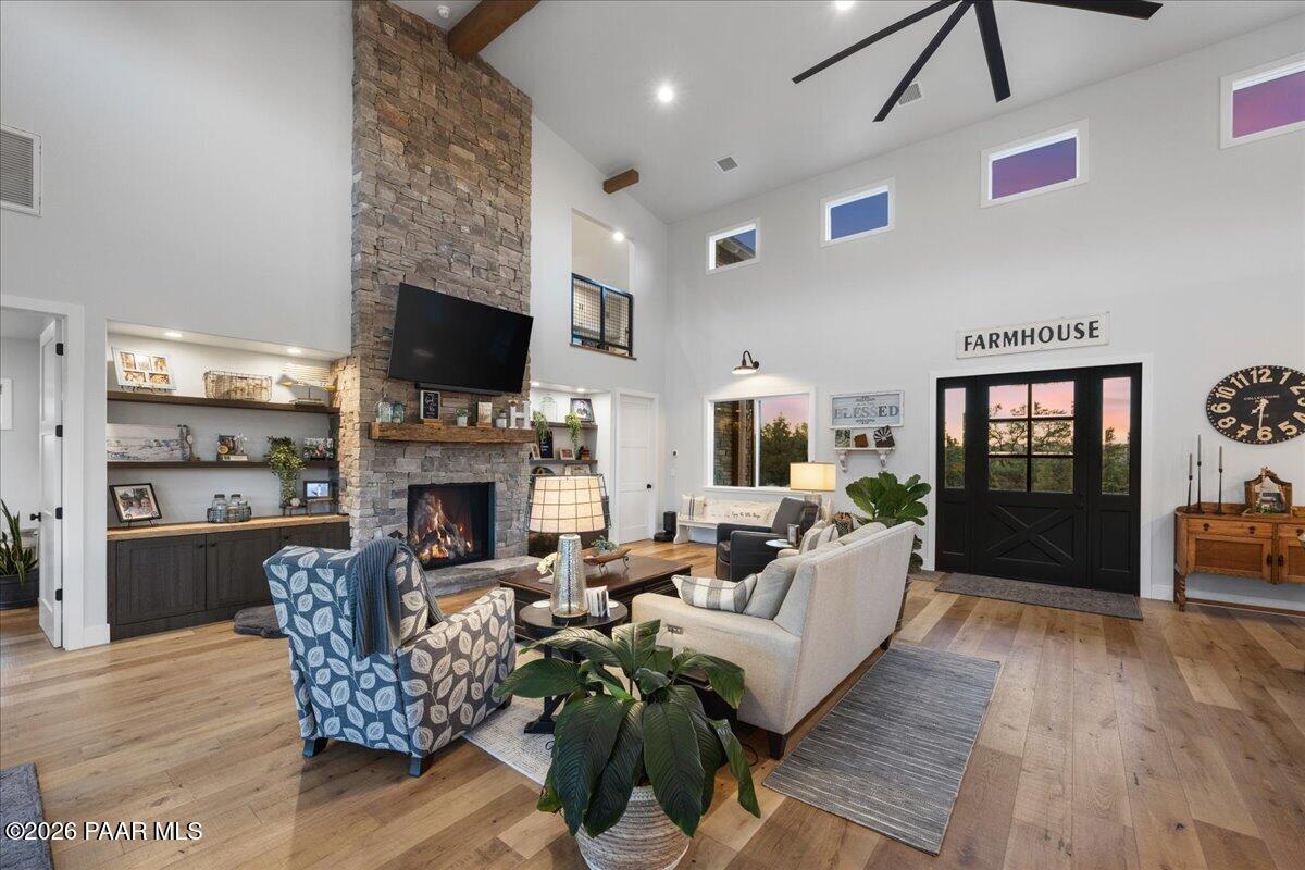 10255 North Chaos Ranch Road Prescott, AZ 86305 - Photo 22 of 97 017-Living Room