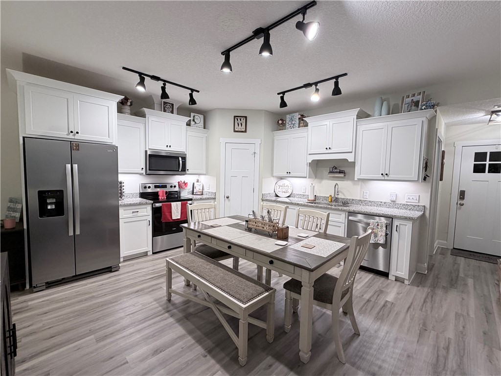 106 Crown Circle Brunswick, GA 31525 - Photo 2 of 25