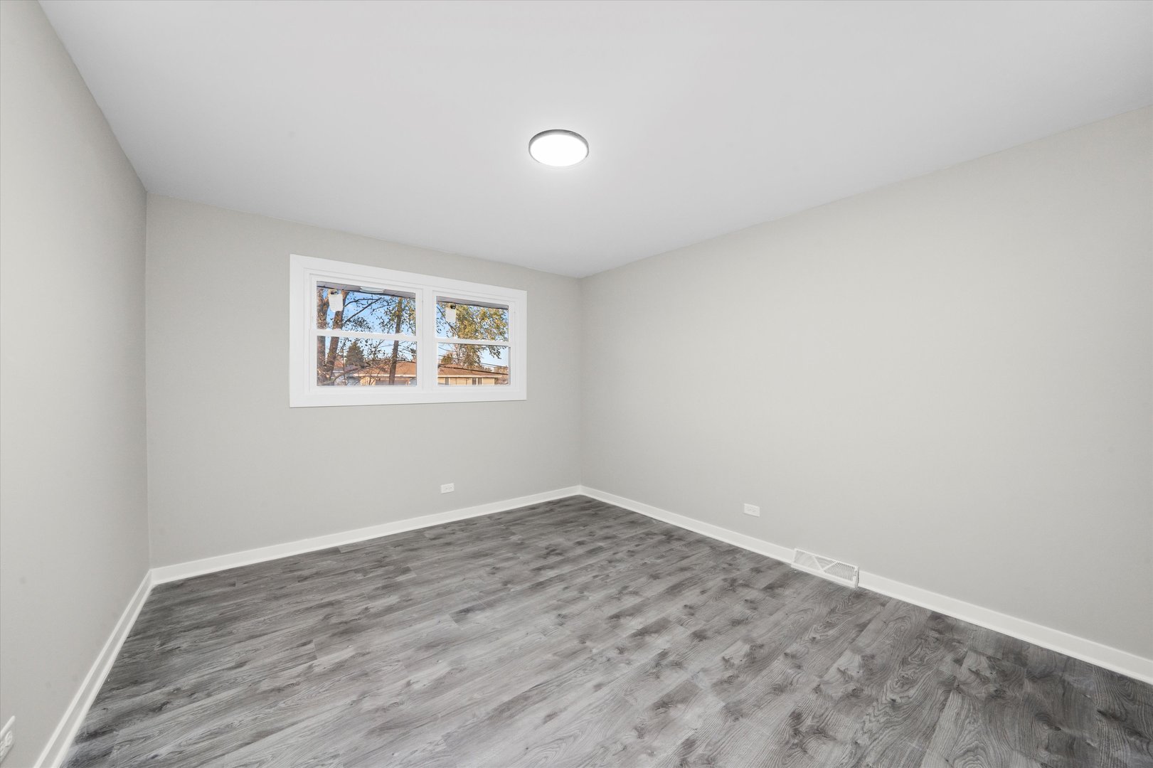 8938 West 85th Place Justice, IL 60458 - Photo 11 of 39 an empty room with a window