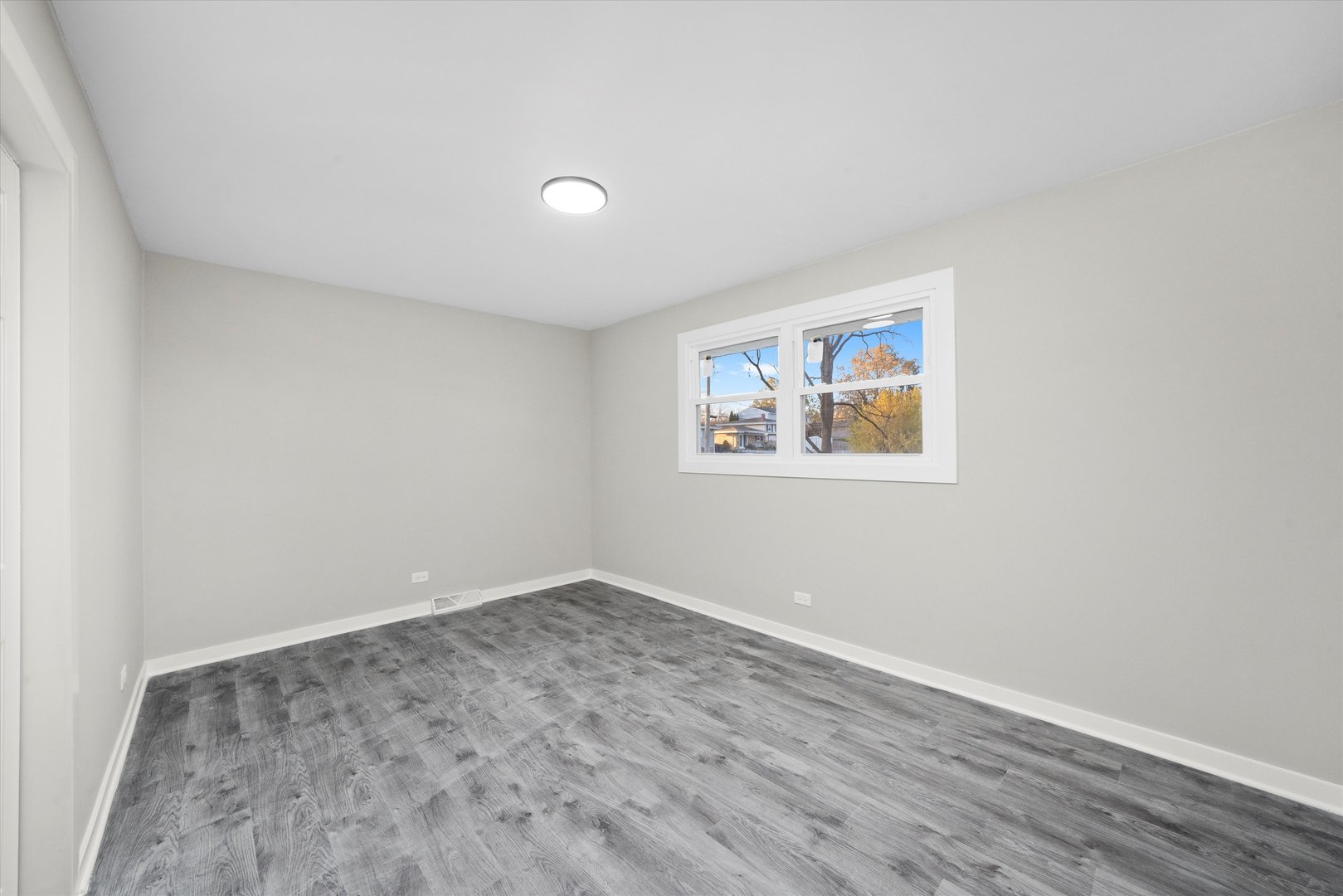 8938 West 85th Place Justice, IL 60458 - Photo 16 of 39 an empty room with a painting on the wall