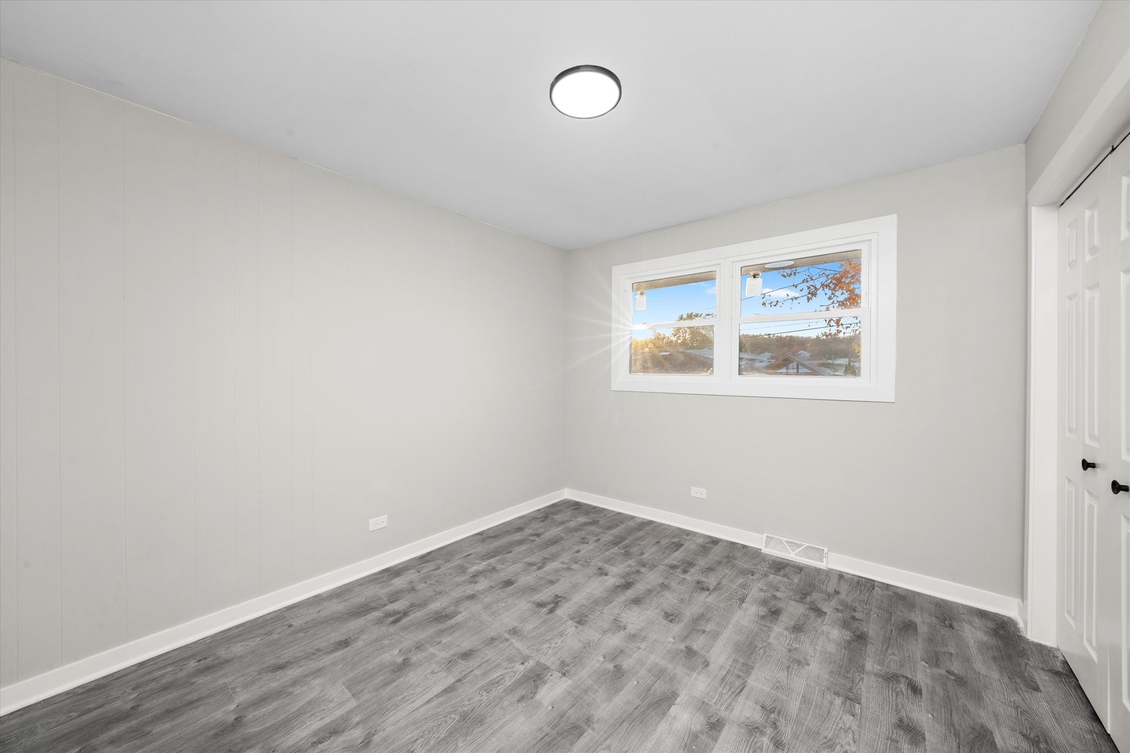 8938 West 85th Place Justice, IL 60458 - Photo 19 of 39 an empty room with a workbench