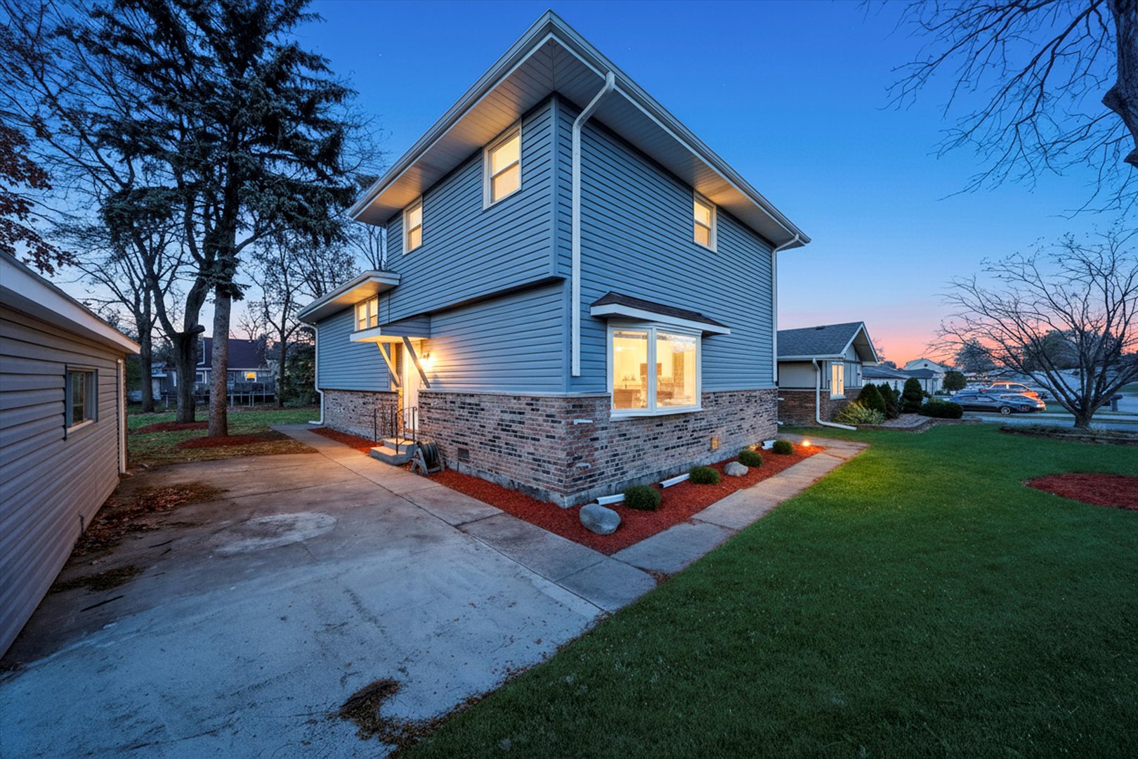 8938 West 85th Place Justice, IL 60458 - Photo 2 of 39 a front view of house with yard and green space