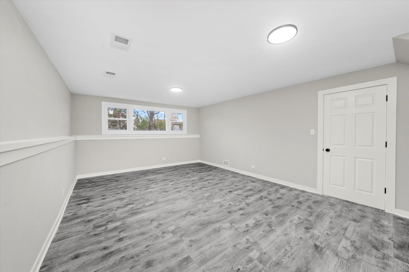 8938 West 85th Place Justice, IL 60458 - Photo 26 of 39 an empty room with a window