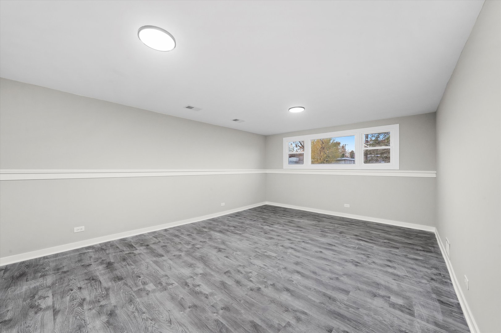 8938 West 85th Place Justice, IL 60458 - Photo 27 of 39 an empty room with a window