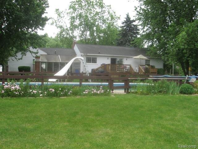 7101 East Richfield Road Davison, MI 48423 - Photo 6 of 16 rear.jpg