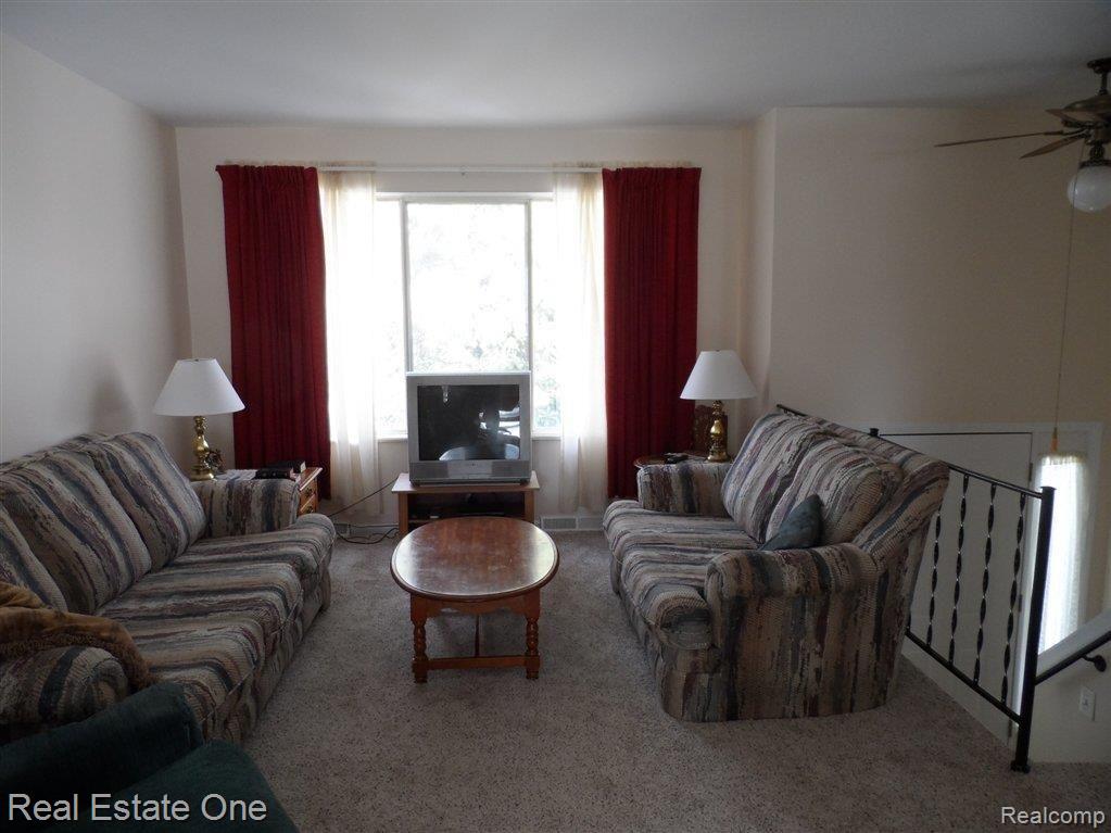 3901 Elmhurst Road Waterford, MI 48328 - Photo 6 of 18 Living Room