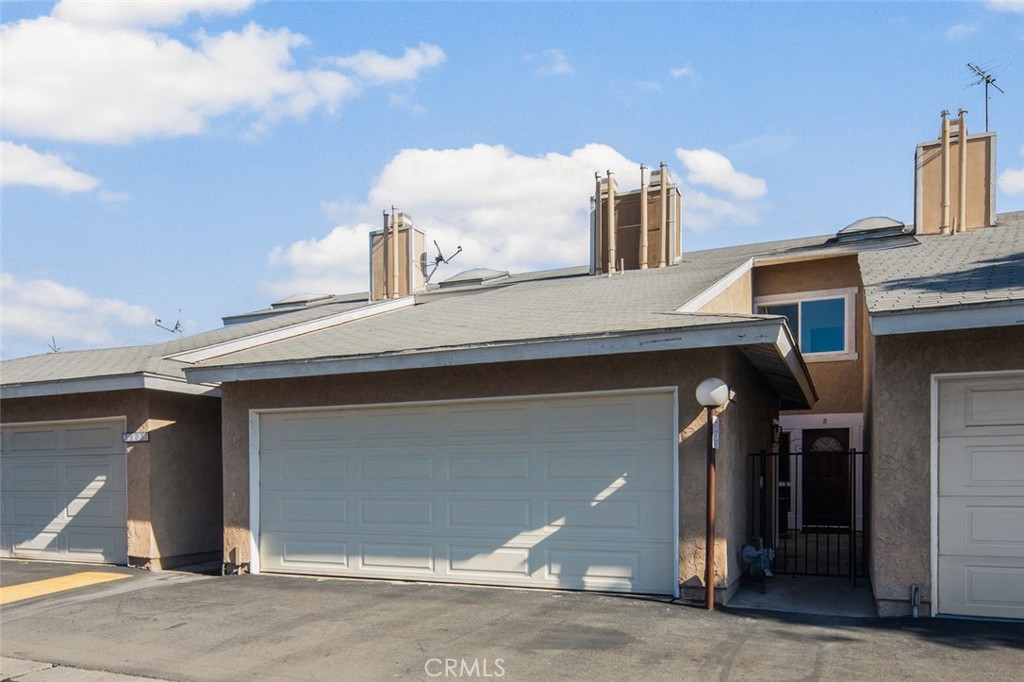 3905 Hazard Avenue, Unit B22 Santa Ana, CA 92703 - Photo 2 of 30 a front view of a house