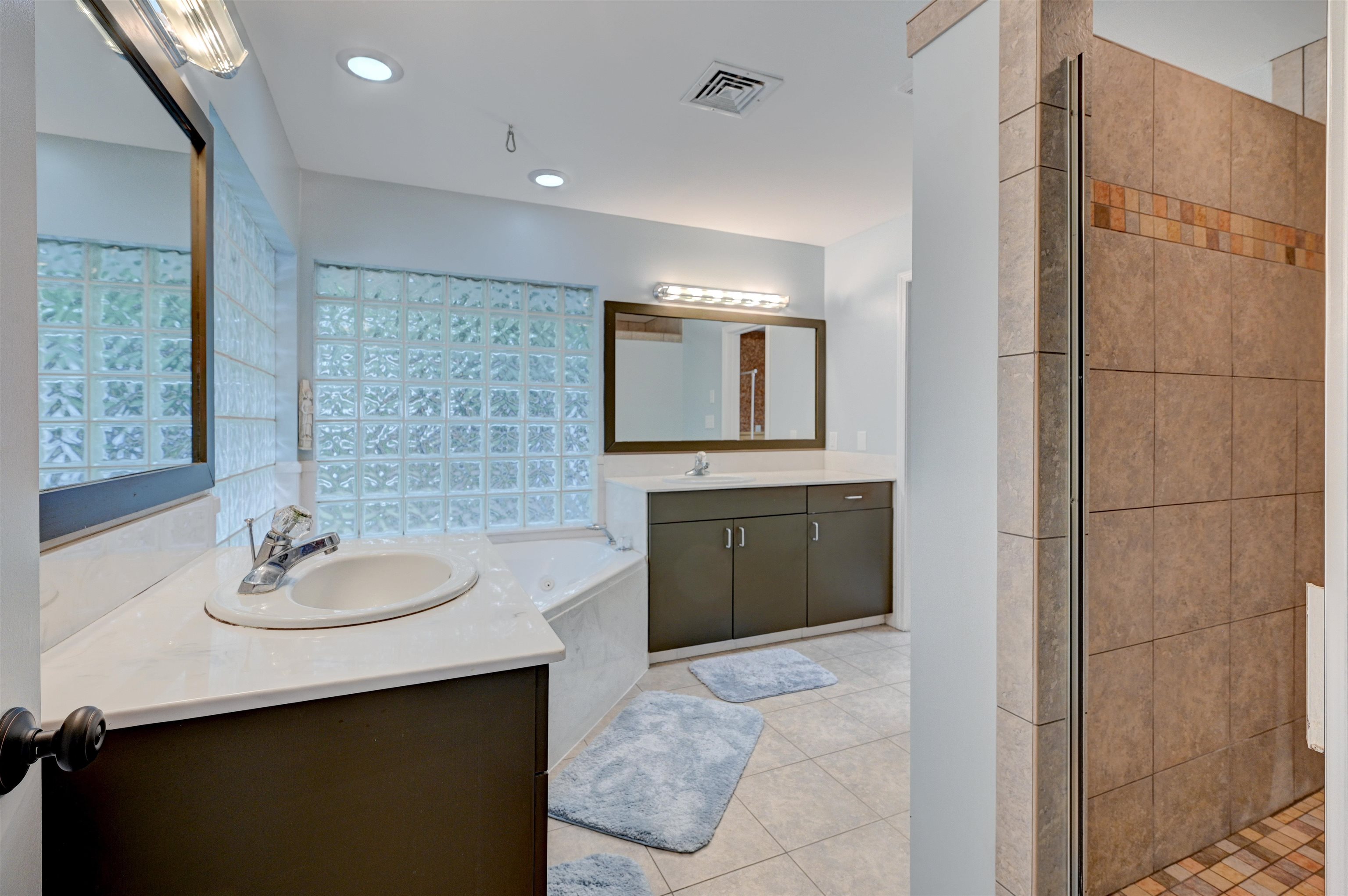 5265 Shady Grove Road Memphis, TN 38120 - Photo 17 of 25 a bathroom with a sink and a mirror