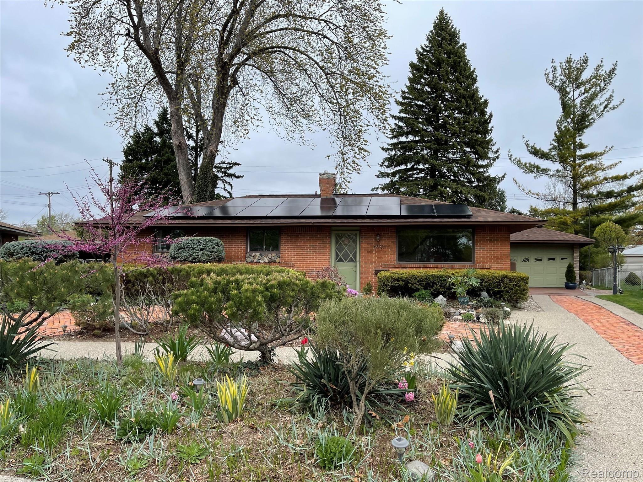 4933 Harding Street Wayne, MI 48184 - Photo 1 of 38 1B0E4605-7B54-48A9-8322-41CA6C3D7C7B.jpeg