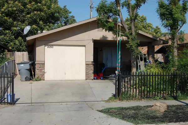 a view of a house with a small yard and plants