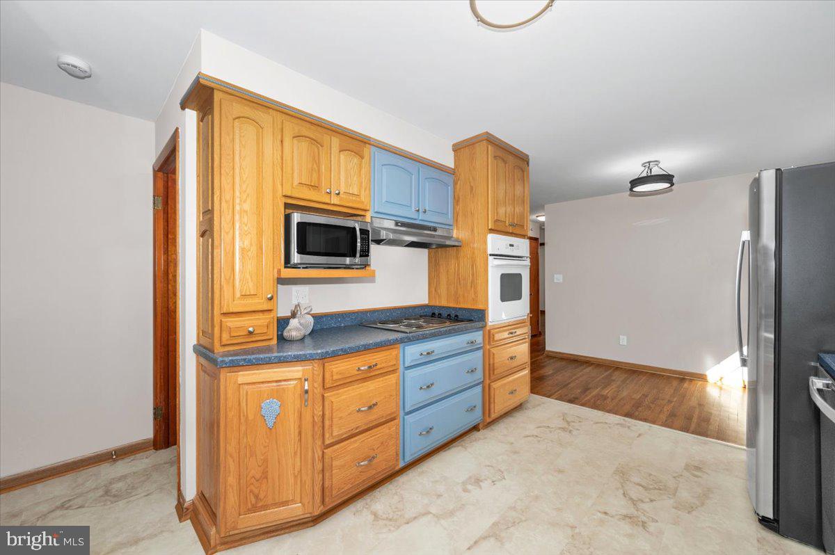 10508 Sweepstakes Road Damascus, MD 20872 - Photo 12 of 46 a kitchen with stainless steel appliances granite countertop a stove and a refrigerator