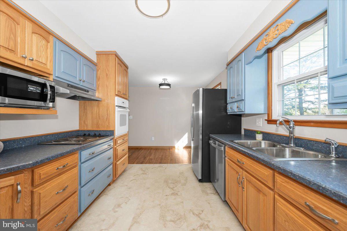 10508 Sweepstakes Road Damascus, MD 20872 - Photo 13 of 46 a modern kitchen with stainless steel appliances granite countertop a sink stove and refrigerator