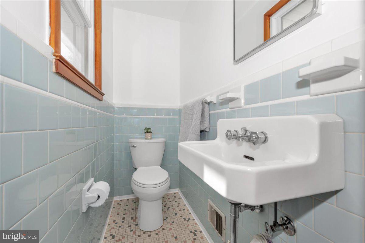 10508 Sweepstakes Road Damascus, MD 20872 - Photo 17 of 46 a bathroom with a sink toilet and a mirror