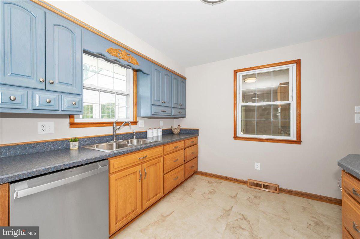 10508 Sweepstakes Road Damascus, MD 20872 - Photo 10 of 46 a kitchen that has a sink and a window in it
