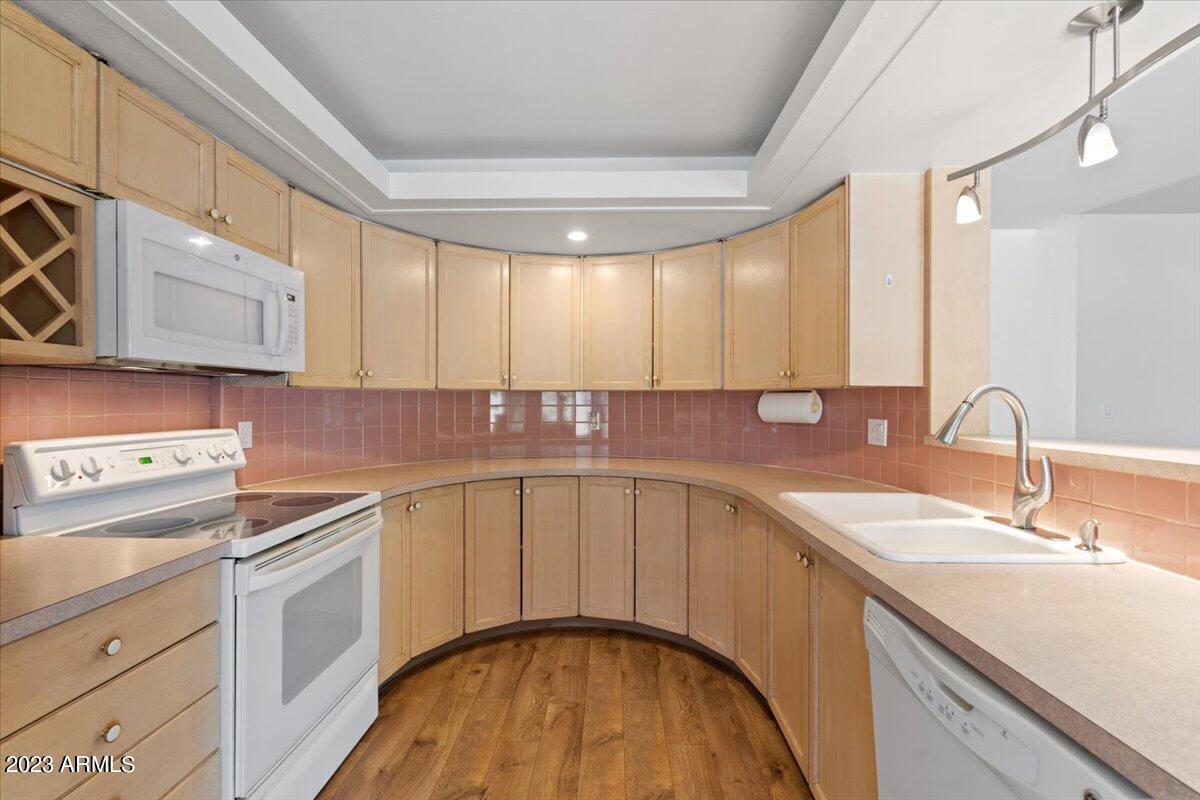 3736 East Montecito Avenue Phoenix, AZ 85018 - Photo 9 of 18 12-Kitchen