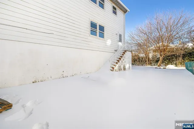a view of a outdoor space with a house