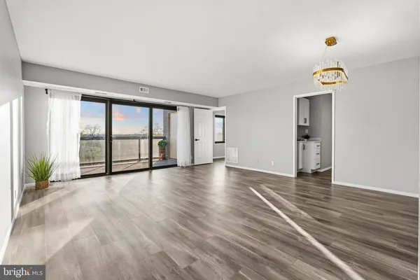 $374,888 | 307 Yoakum Parkway, Unit 706, Alexandria, VA 22304